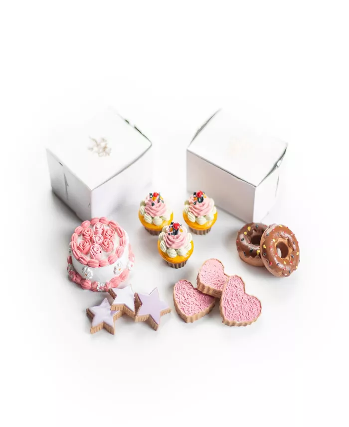 The Queen's Treasures American Bakery Collection Party Food Set of Cookies， Large Cupcakes， Chocolate Donuts， and a Party Cake， Fits 18